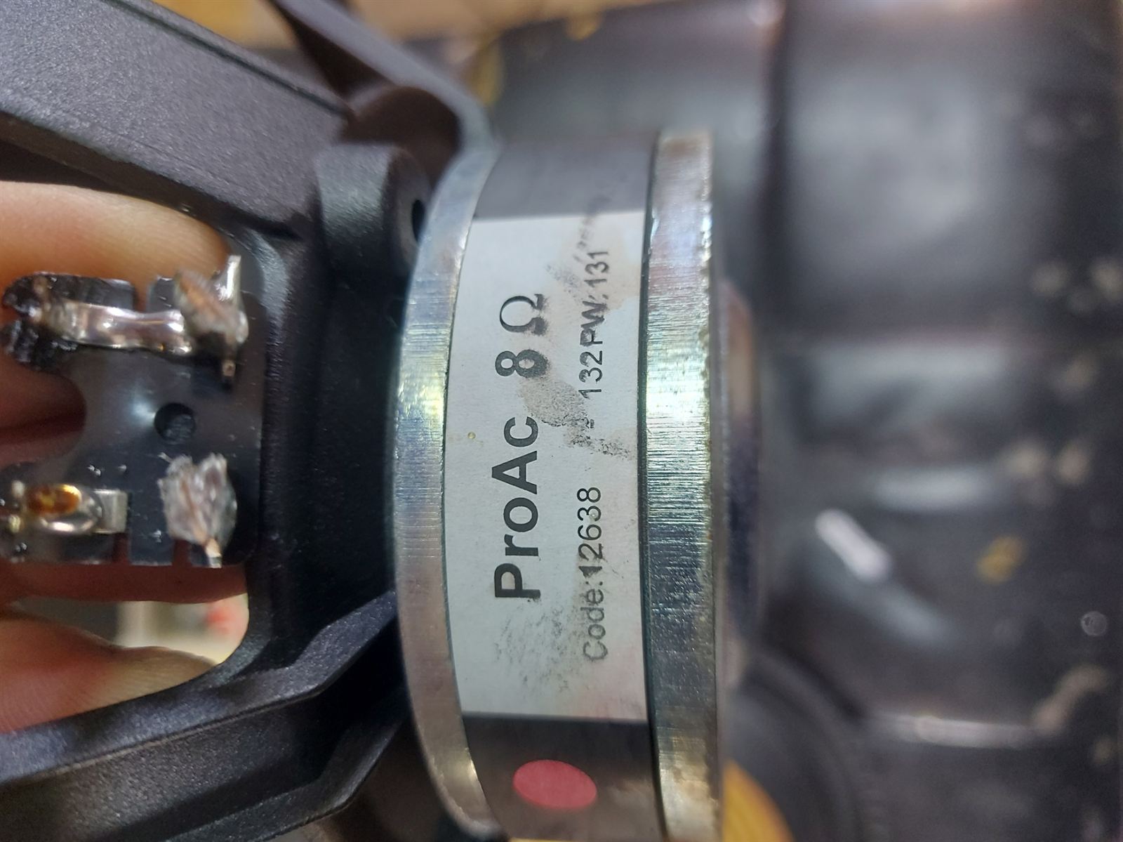 ProAc 8 ohmos hangszóró típuscímkéje a mágneson